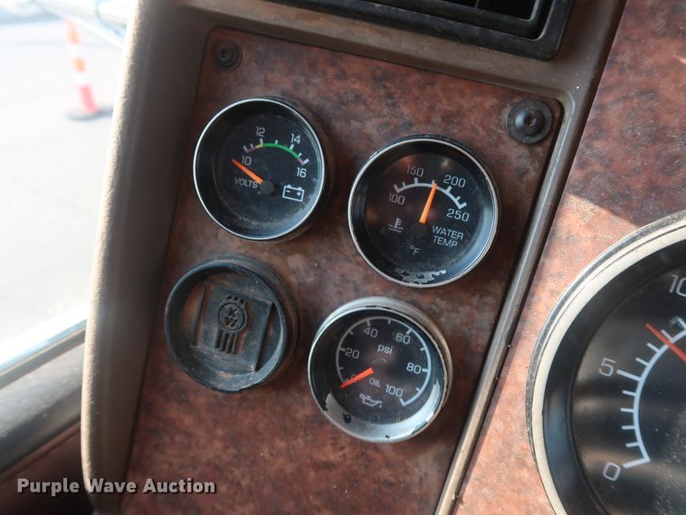 image for item DG4065 2005 Kenworth T800 semi truck