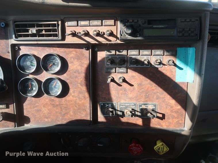 image for item DG4065 2005 Kenworth T800 semi truck