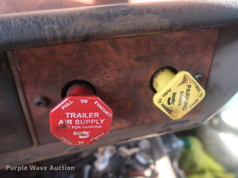 image for item DG4065 2005 Kenworth T800 semi truck