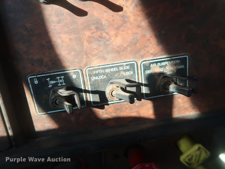 image for item DG4065 2005 Kenworth T800 semi truck