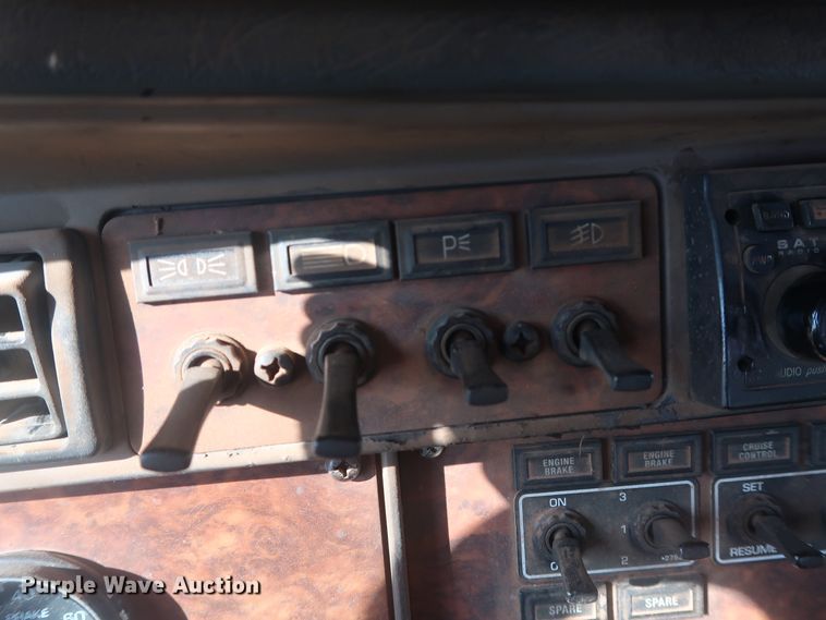 image for item DG4065 2005 Kenworth T800 semi truck