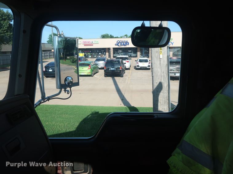 image for item DG4065 2005 Kenworth T800 semi truck