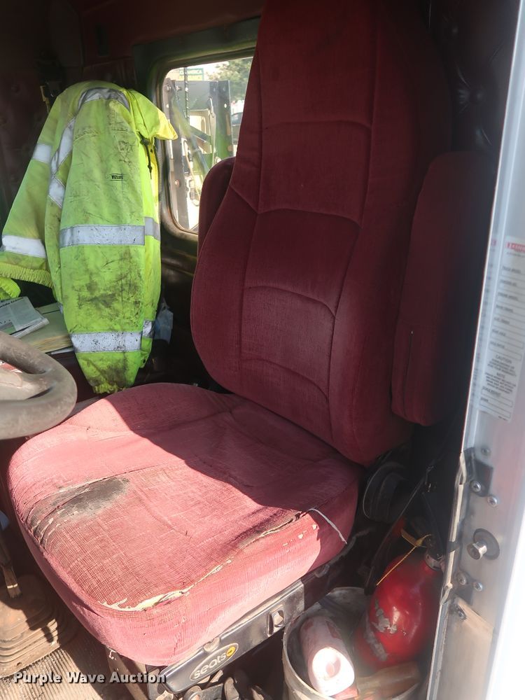 image for item DG4065 2005 Kenworth T800 semi truck