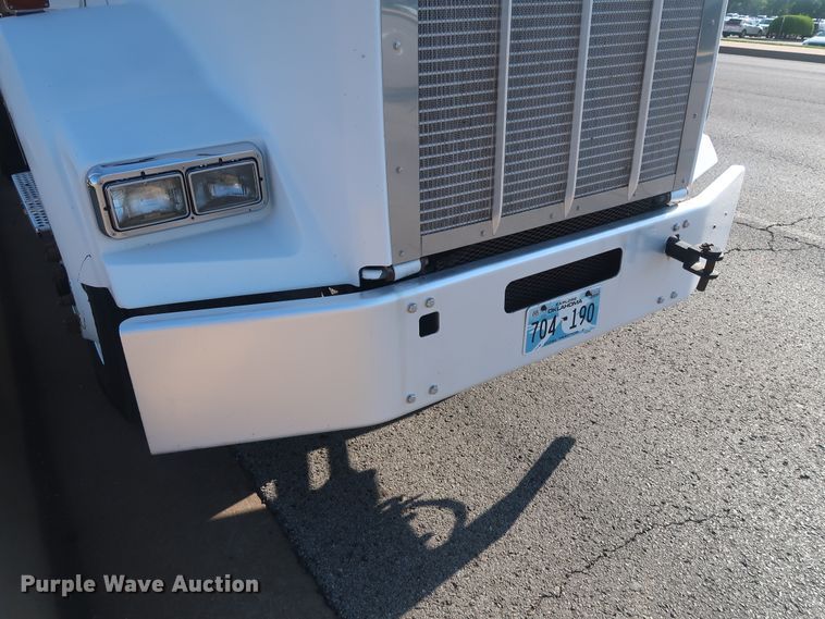 image for item DG4065 2005 Kenworth T800 semi truck