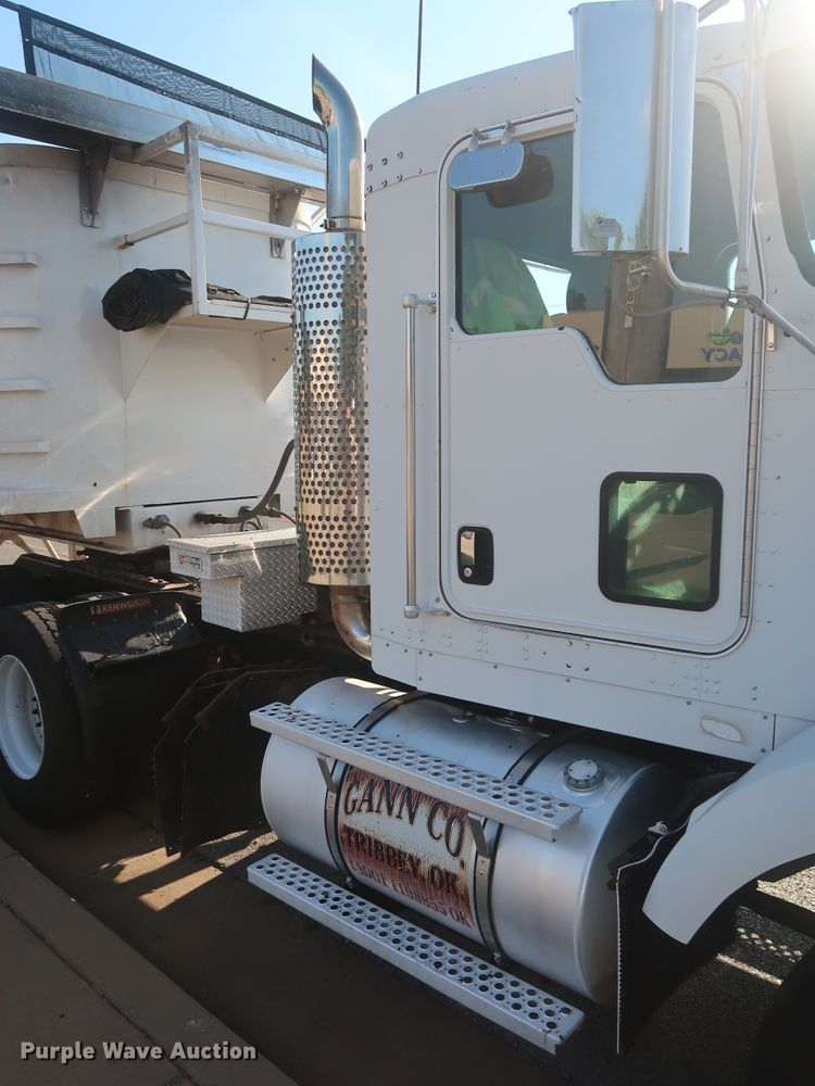 image for item DG4065 2005 Kenworth T800 semi truck