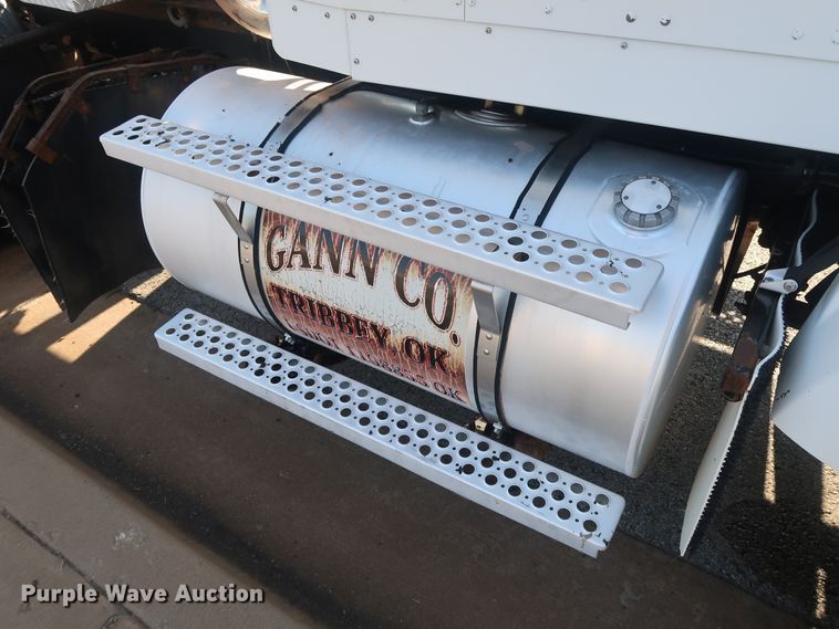 image for item DG4065 2005 Kenworth T800 semi truck