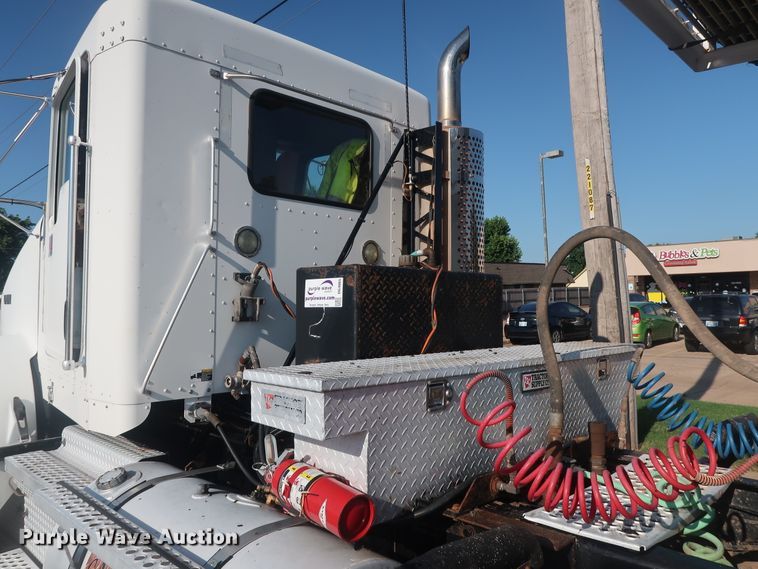 image for item DG4065 2005 Kenworth T800 semi truck