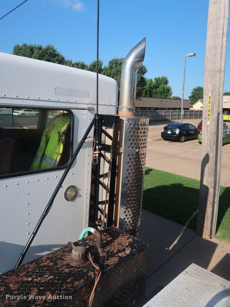 image for item DG4065 2005 Kenworth T800 semi truck