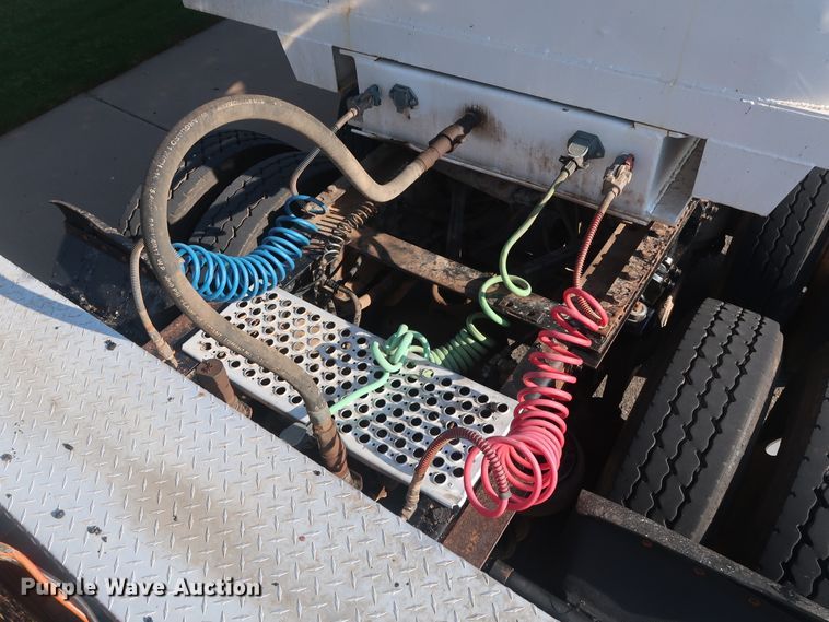 image for item DG4065 2005 Kenworth T800 semi truck