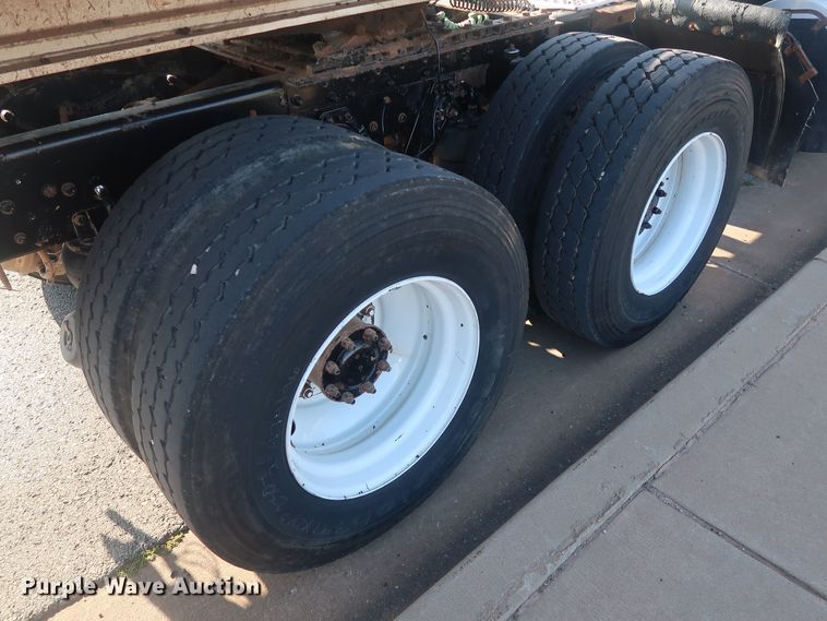 image for item DG4065 2005 Kenworth T800 semi truck