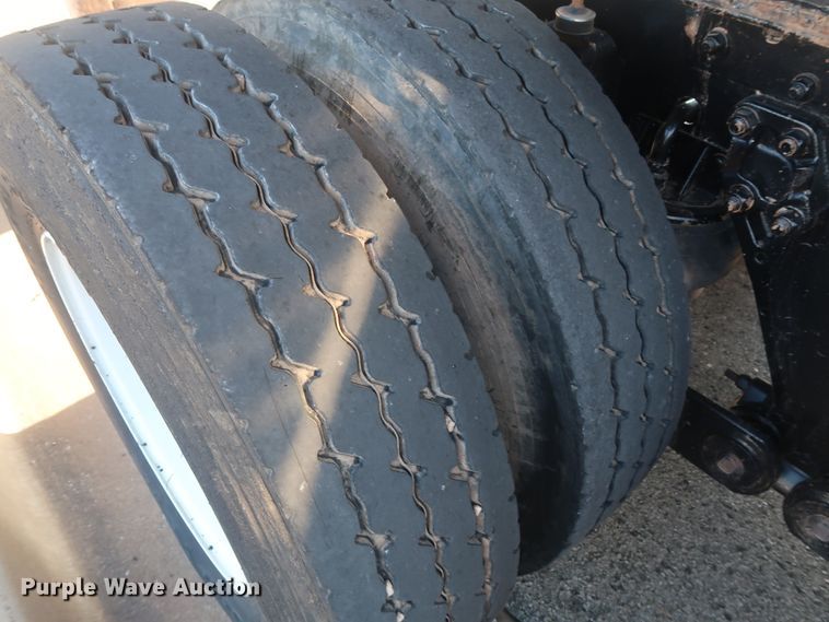 image for item DG4065 2005 Kenworth T800 semi truck