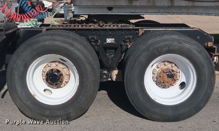 image for item DG4065 2005 Kenworth T800 semi truck