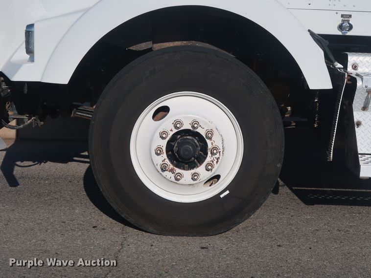 image for item DG4065 2005 Kenworth T800 semi truck