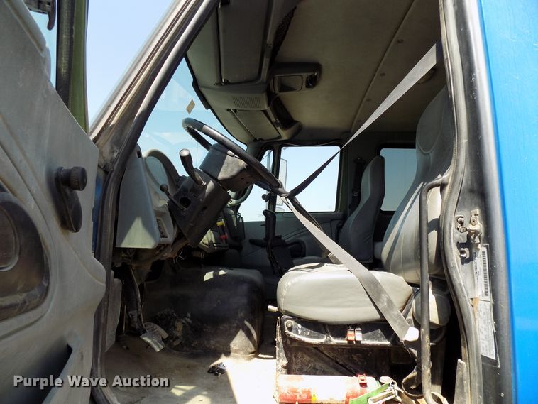 image for item DG4066 2007 International 7600 semi truck