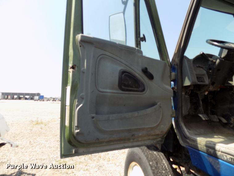 image for item DG4066 2007 International 7600 semi truck