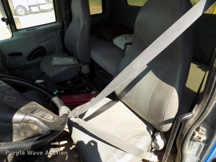 image for item DG4066 2007 International 7600 semi truck