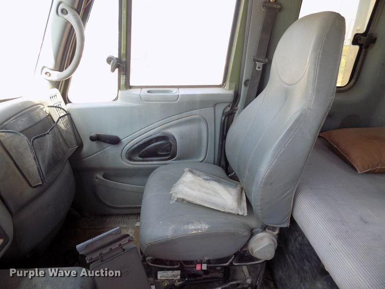 image for item DG4066 2007 International 7600 semi truck