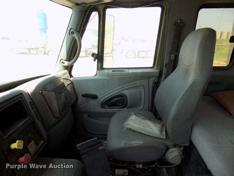 image for item DG4066 2007 International 7600 semi truck