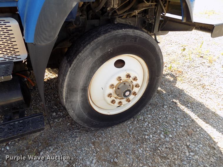 image for item DG4066 2007 International 7600 semi truck