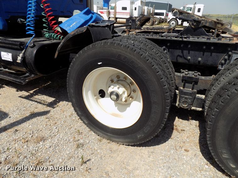 image for item DG4066 2007 International 7600 semi truck