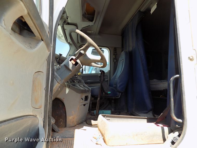 image for item DG4067 2007 Freightliner Columbia semi truck