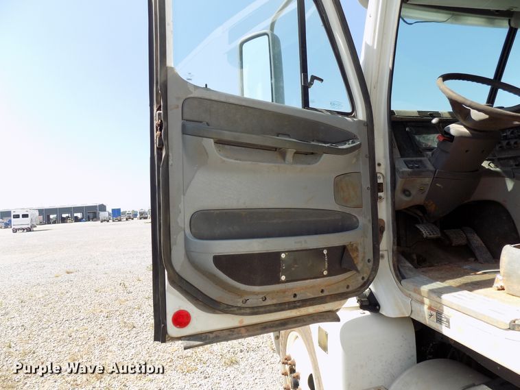 image for item DG4067 2007 Freightliner Columbia semi truck