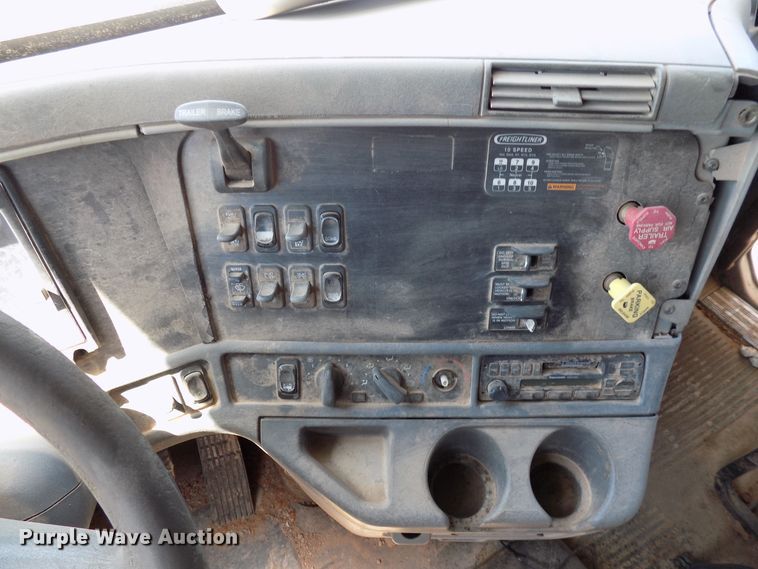 image for item DG4067 2007 Freightliner Columbia semi truck