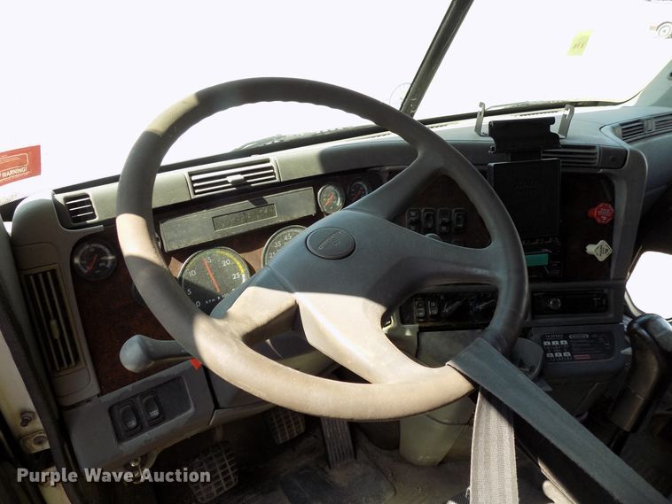 image for item DG4068 2002 Freightliner Century Class ST semi truck