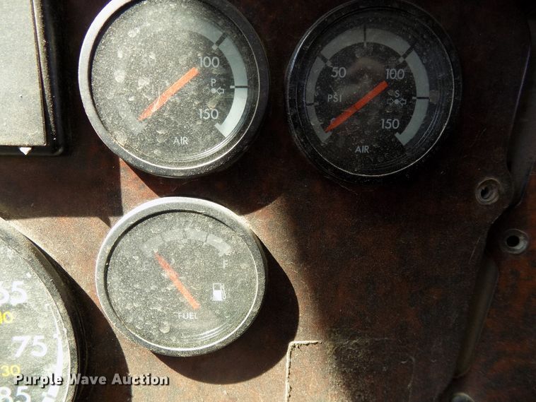 image for item DG4068 2002 Freightliner Century Class ST semi truck