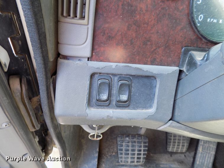 image for item DG4068 2002 Freightliner Century Class ST semi truck