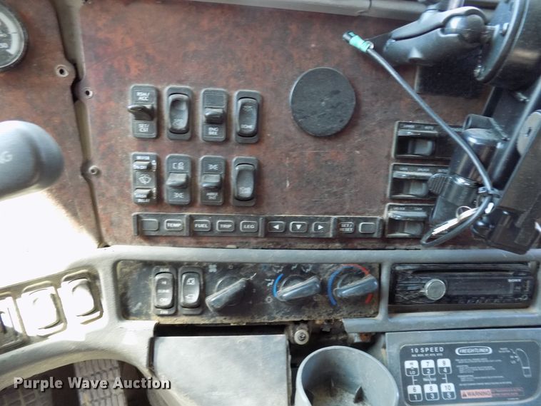 image for item DG4068 2002 Freightliner Century Class ST semi truck