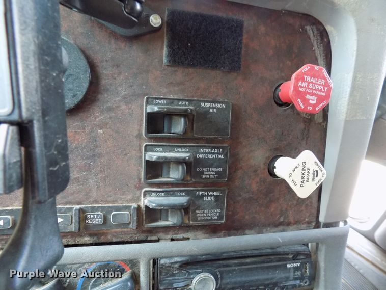 image for item DG4068 2002 Freightliner Century Class ST semi truck