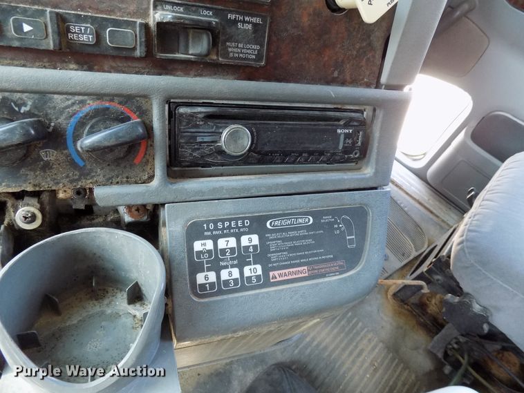 image for item DG4068 2002 Freightliner Century Class ST semi truck