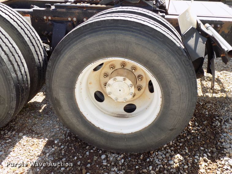 image for item DG4068 2002 Freightliner Century Class ST semi truck