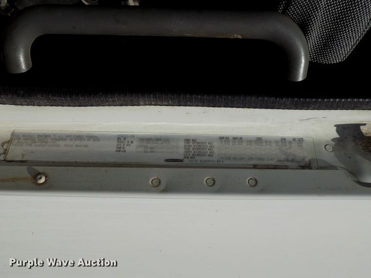 image for item DG4068 2002 Freightliner Century Class ST semi truck