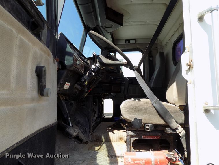 image for item DG4070 1998 Freightliner FLD semi truck