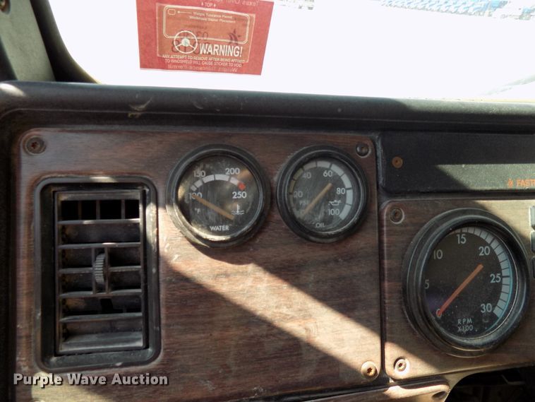 image for item DG4070 1998 Freightliner FLD semi truck