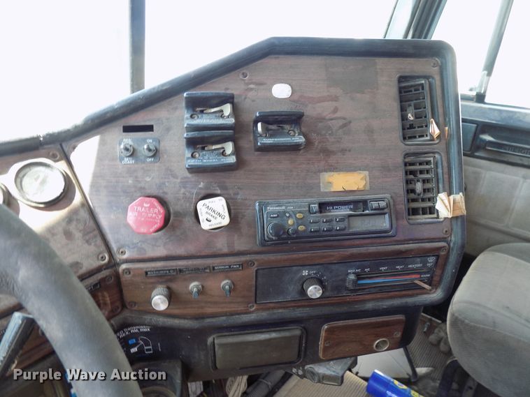 image for item DG4070 1998 Freightliner FLD semi truck