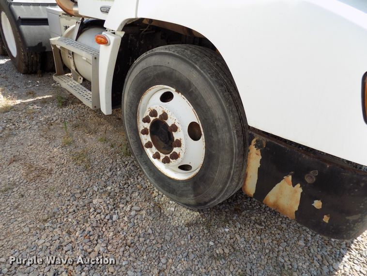 image for item DG4070 1998 Freightliner FLD semi truck