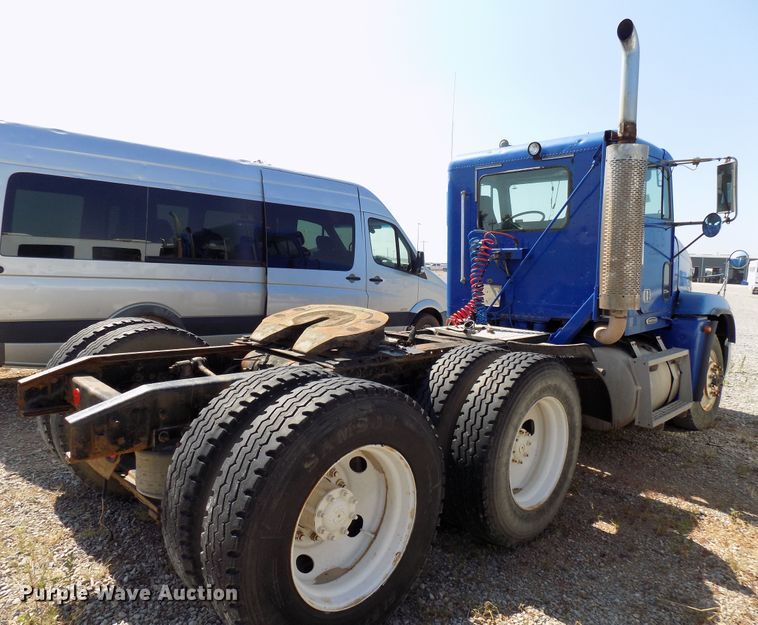 image for item DG4071 2000 Freightliner FLD semi truck