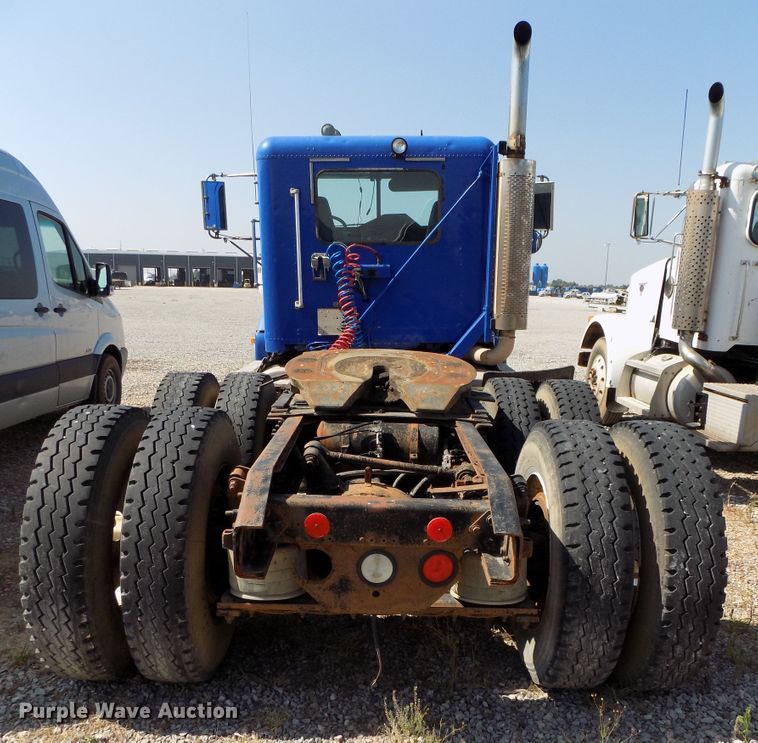 image for item DG4071 2000 Freightliner FLD semi truck