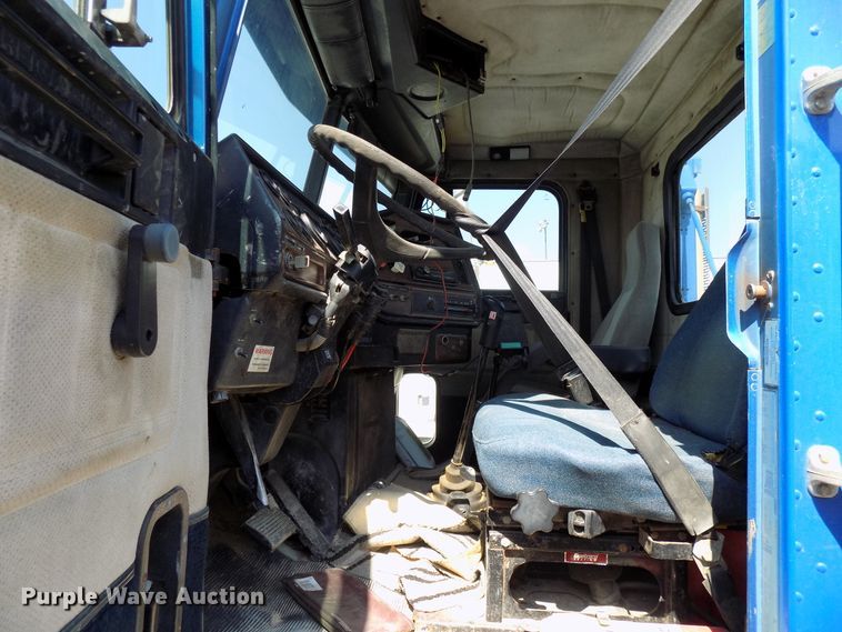 image for item DG4071 2000 Freightliner FLD semi truck