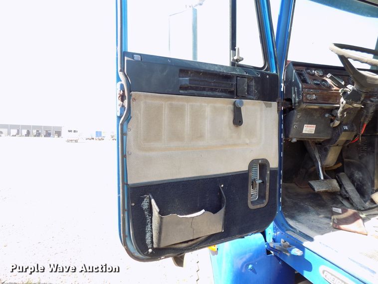 image for item DG4071 2000 Freightliner FLD semi truck