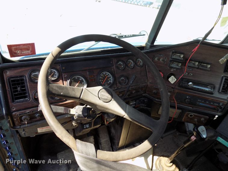 image for item DG4071 2000 Freightliner FLD semi truck