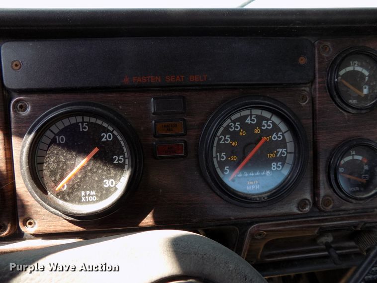 image for item DG4071 2000 Freightliner FLD semi truck