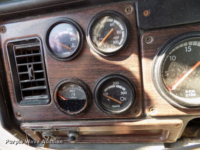 image for item DG4071 2000 Freightliner FLD semi truck