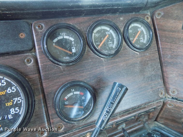 image for item DG4071 2000 Freightliner FLD semi truck