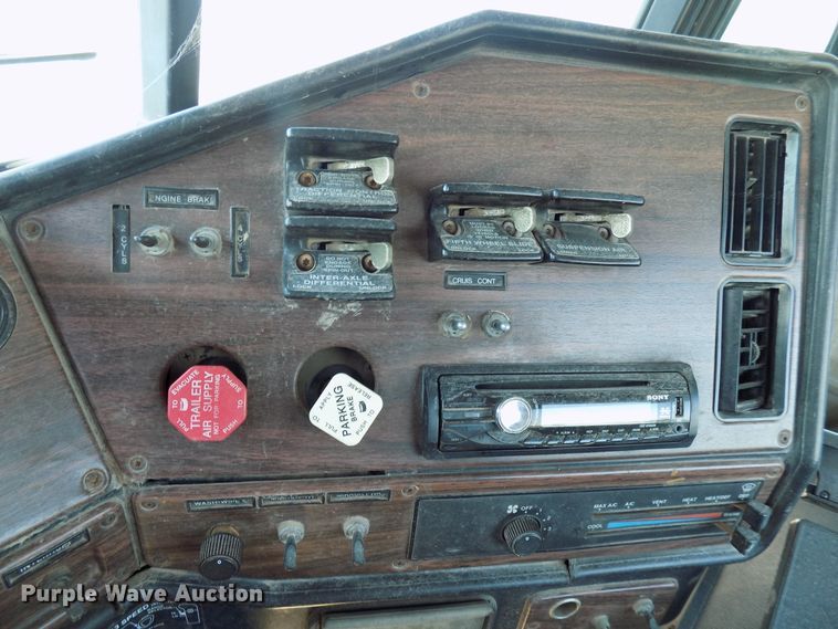 image for item DG4071 2000 Freightliner FLD semi truck