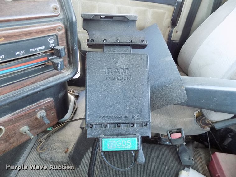 image for item DG4071 2000 Freightliner FLD semi truck