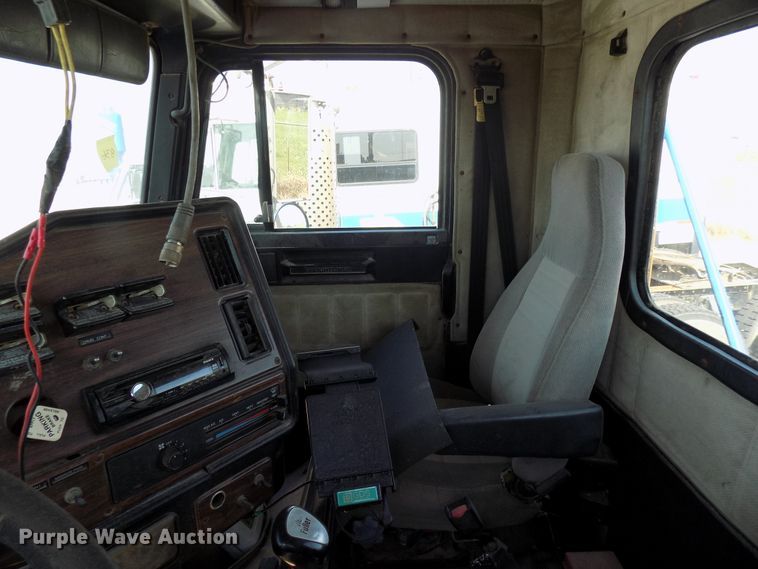 image for item DG4071 2000 Freightliner FLD semi truck